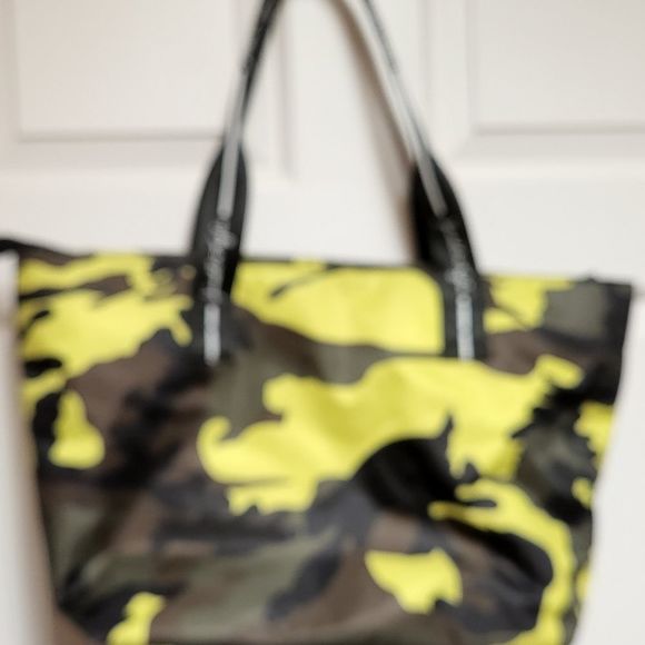 Camo Tote - Picture 2 of 3